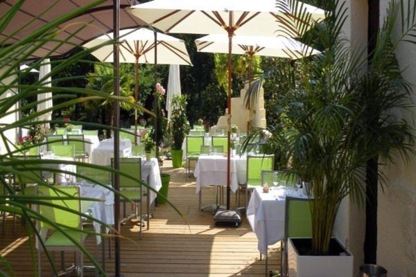 Logis Hotels - Le Pont Bernet - Hotel 2 Etoiles Et Restaurant Le Pian-Medoc Екстер'єр фото