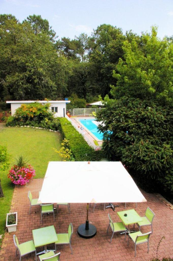 Logis Hotels - Le Pont Bernet - Hotel 2 Etoiles Et Restaurant Le Pian-Medoc Екстер'єр фото