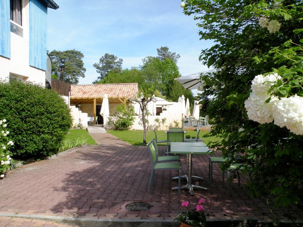 Logis Hotels - Le Pont Bernet - Hotel 2 Etoiles Et Restaurant Le Pian-Medoc Екстер'єр фото