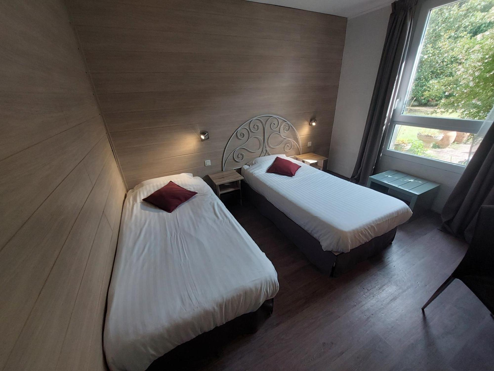 Logis Hotels - Le Pont Bernet - Hotel 2 Etoiles Et Restaurant Le Pian-Medoc Екстер'єр фото