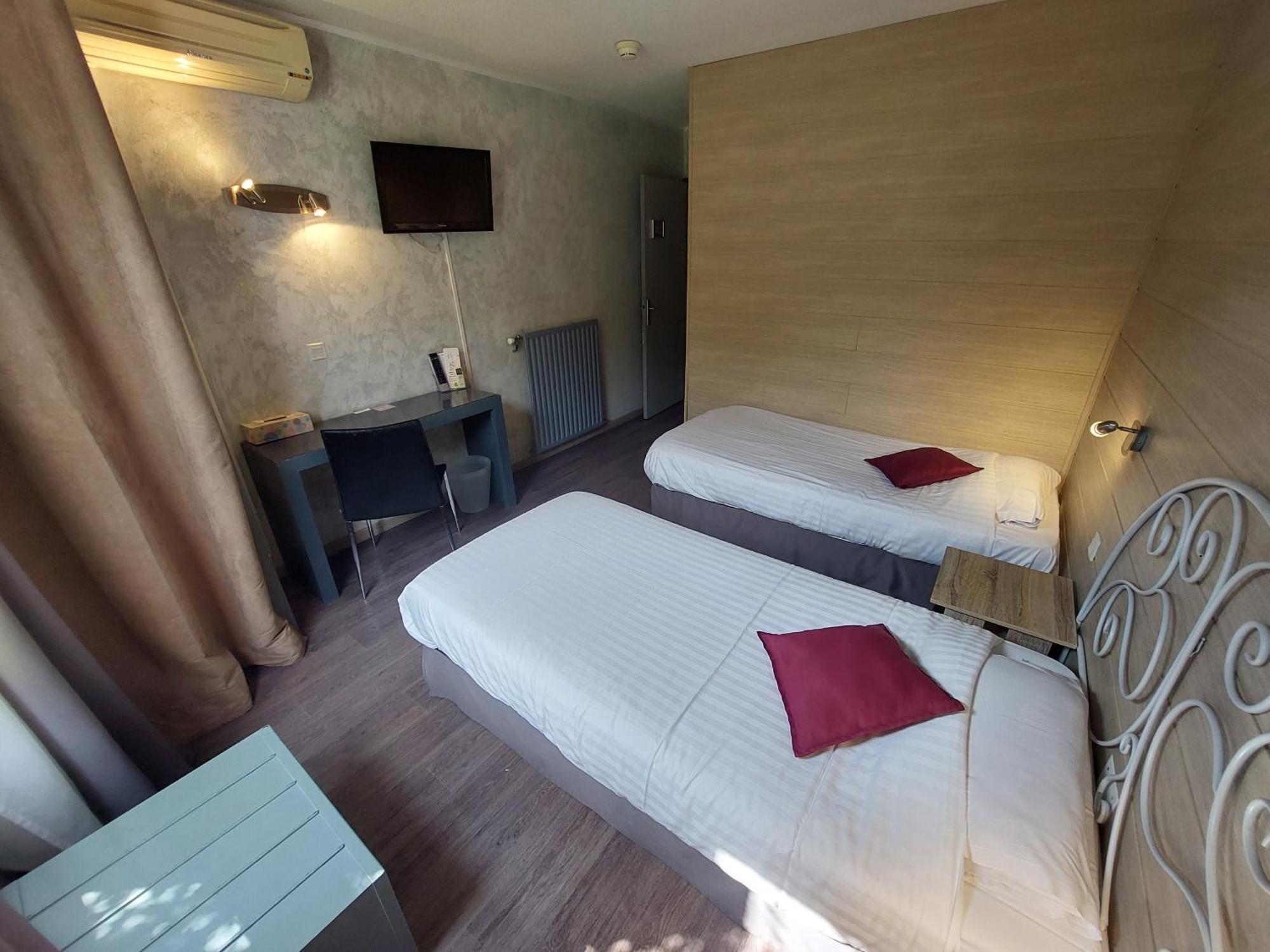 Logis Hotels - Le Pont Bernet - Hotel 2 Etoiles Et Restaurant Le Pian-Medoc Екстер'єр фото