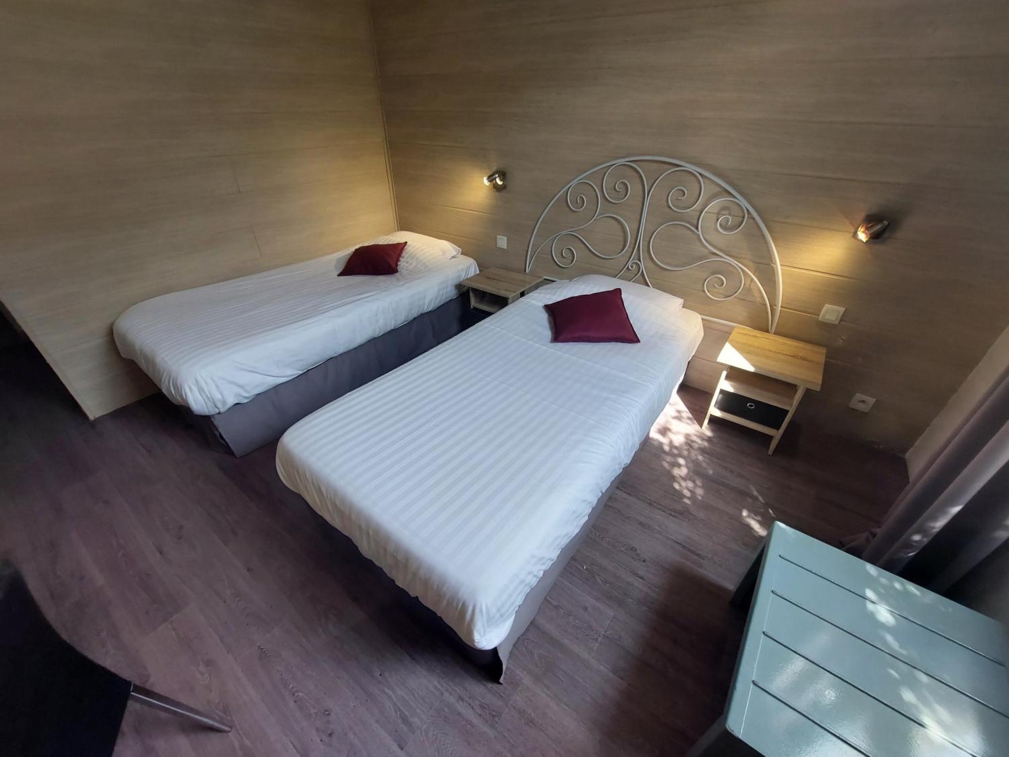 Logis Hotels - Le Pont Bernet - Hotel 2 Etoiles Et Restaurant Le Pian-Medoc Екстер'єр фото