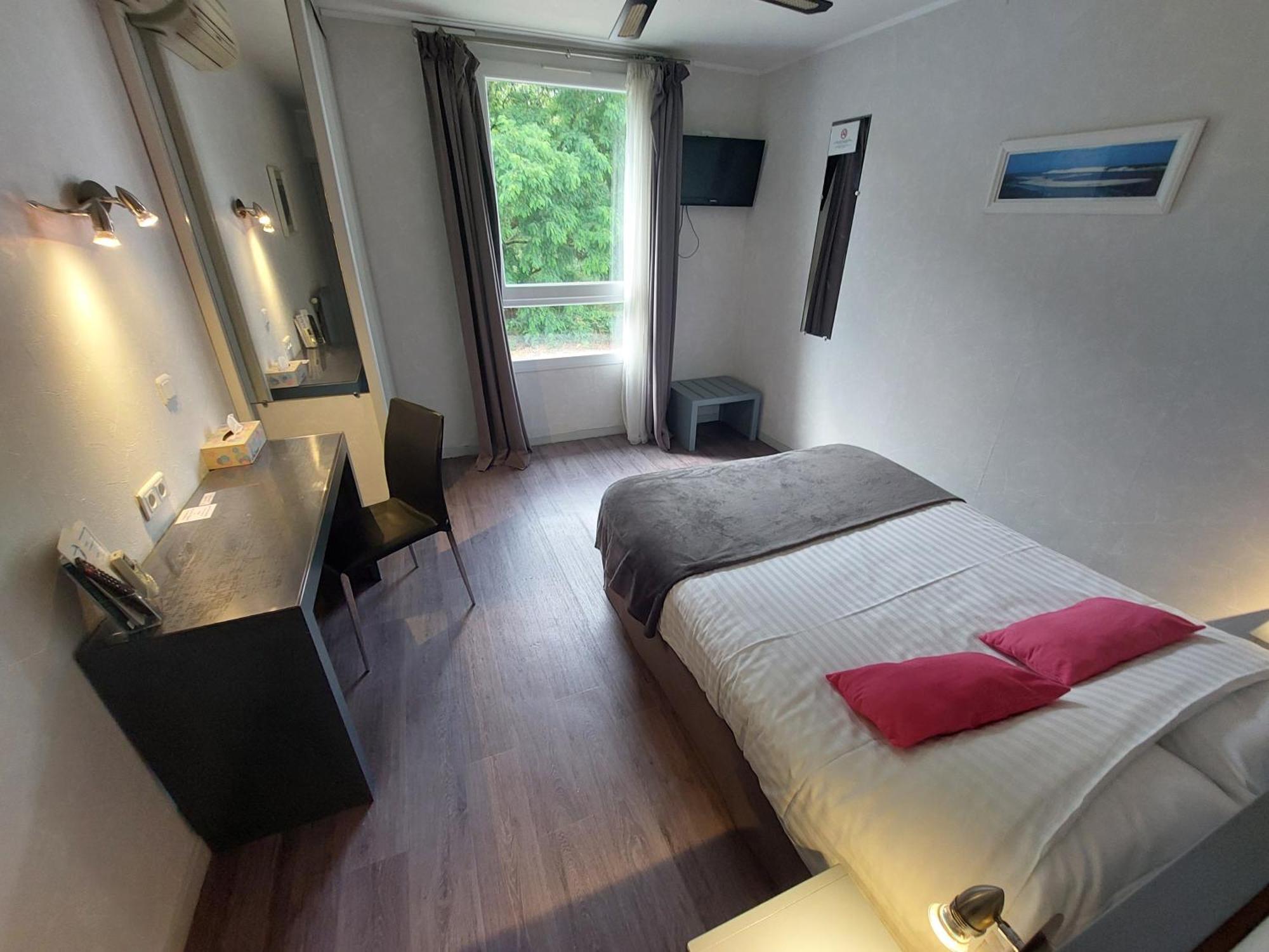 Logis Hotels - Le Pont Bernet - Hotel 2 Etoiles Et Restaurant Le Pian-Medoc Екстер'єр фото