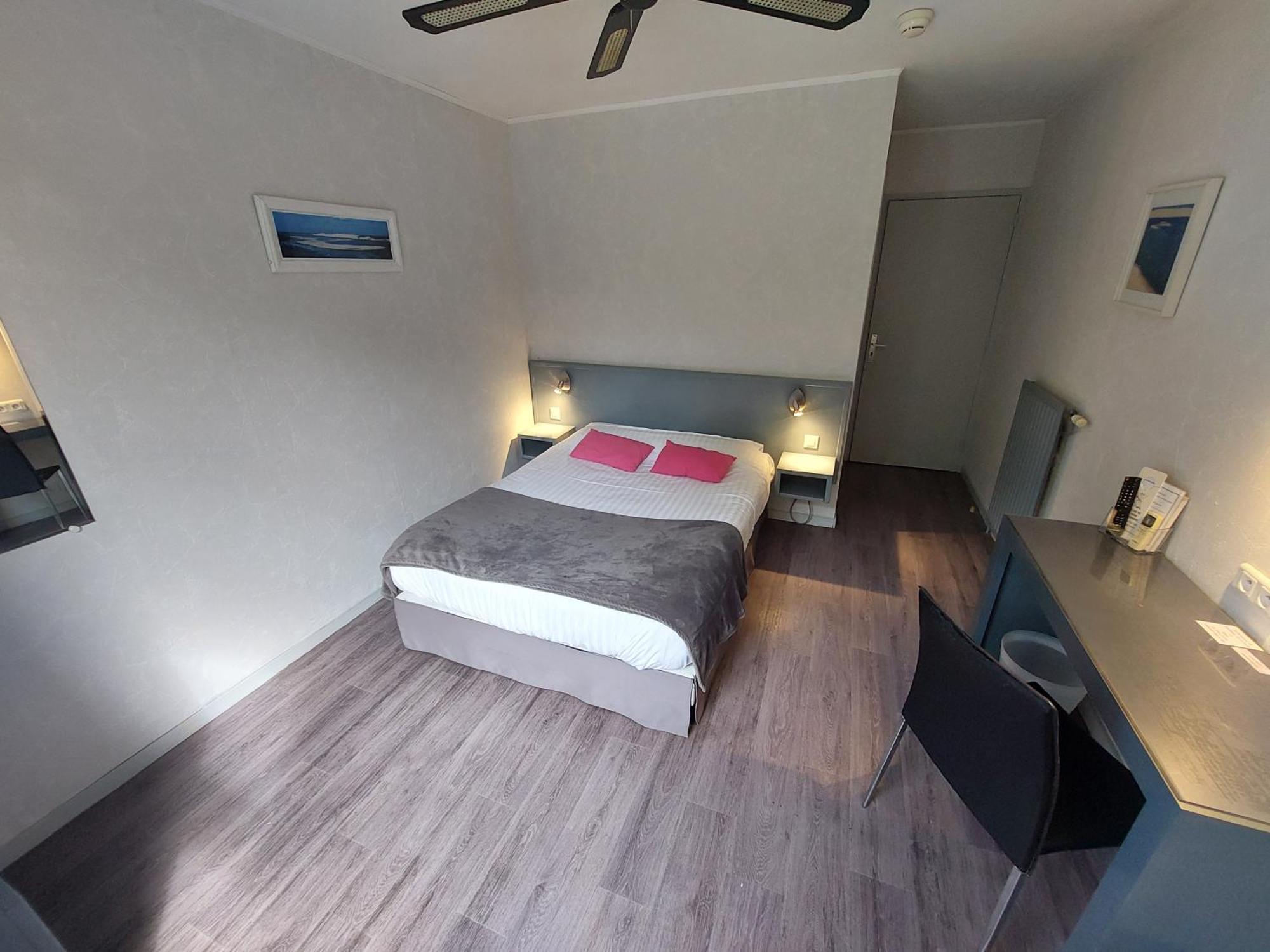 Logis Hotels - Le Pont Bernet - Hotel 2 Etoiles Et Restaurant Le Pian-Medoc Екстер'єр фото
