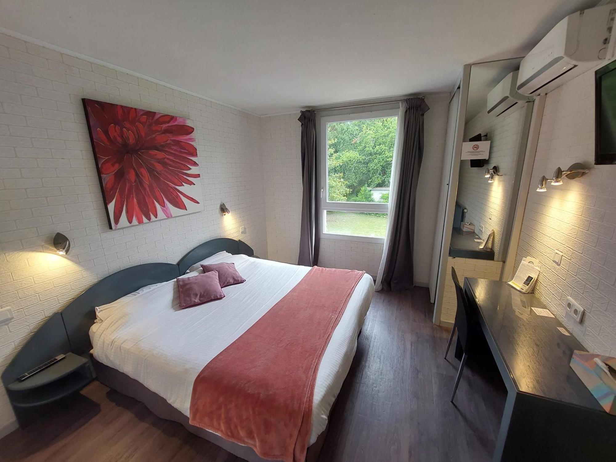 Logis Hotels - Le Pont Bernet - Hotel 2 Etoiles Et Restaurant Le Pian-Medoc Екстер'єр фото
