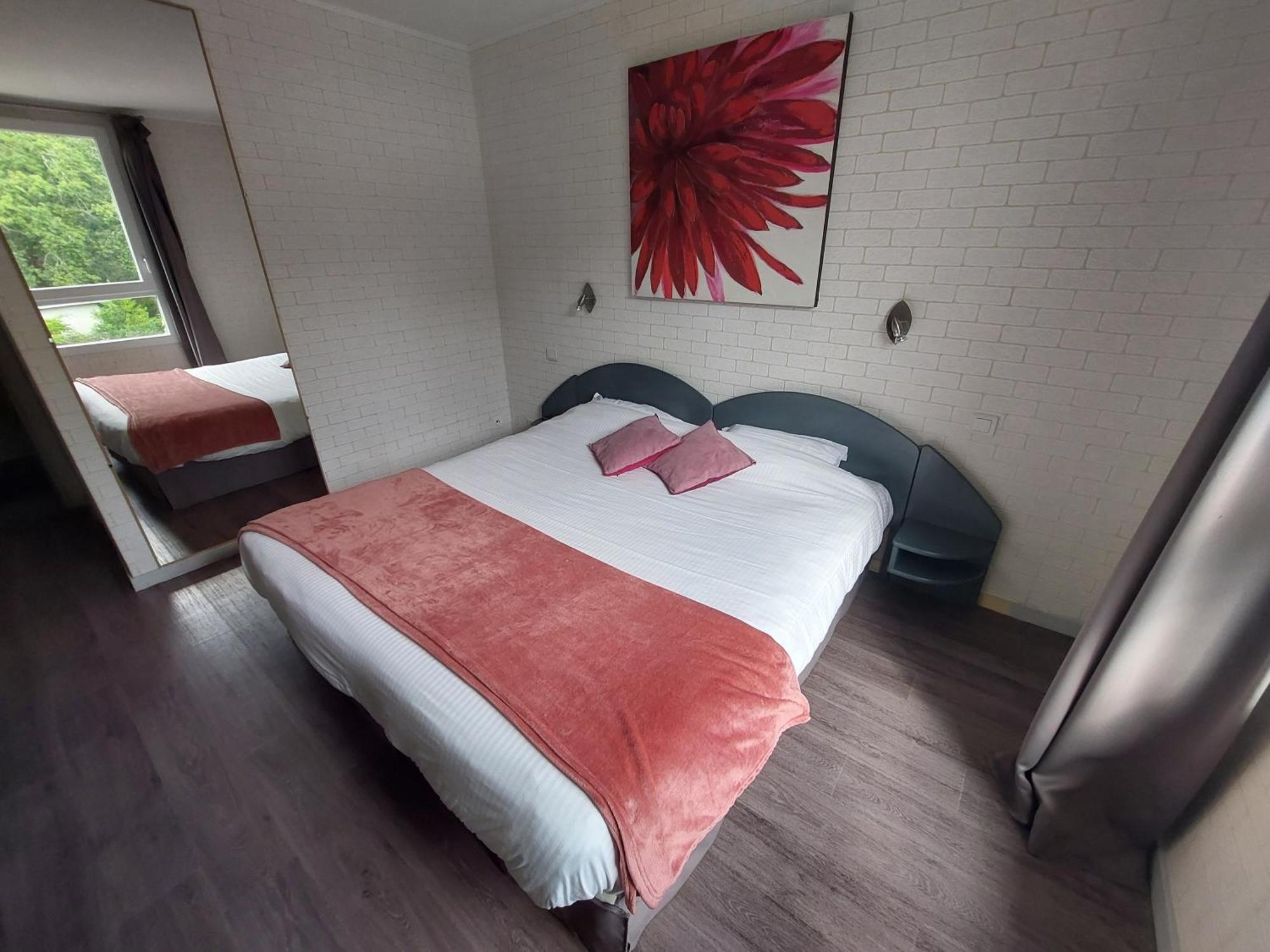 Logis Hotels - Le Pont Bernet - Hotel 2 Etoiles Et Restaurant Le Pian-Medoc Екстер'єр фото