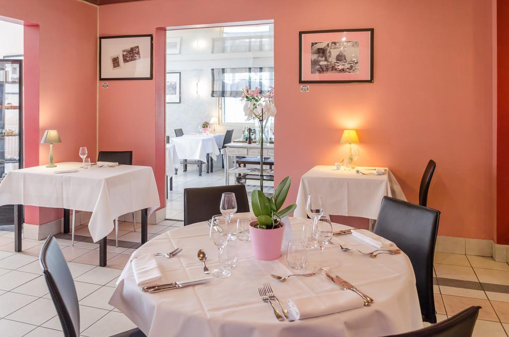 Logis Hotels - Le Pont Bernet - Hotel 2 Etoiles Et Restaurant Le Pian-Medoc Екстер'єр фото