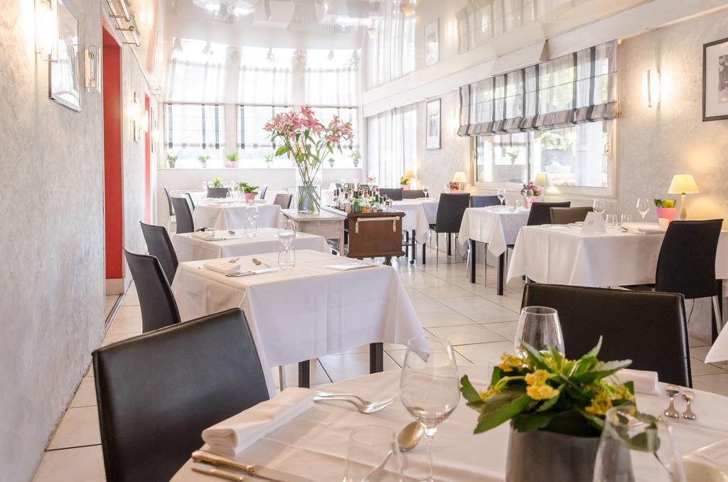 Logis Hotels - Le Pont Bernet - Hotel 2 Etoiles Et Restaurant Le Pian-Medoc Екстер'єр фото