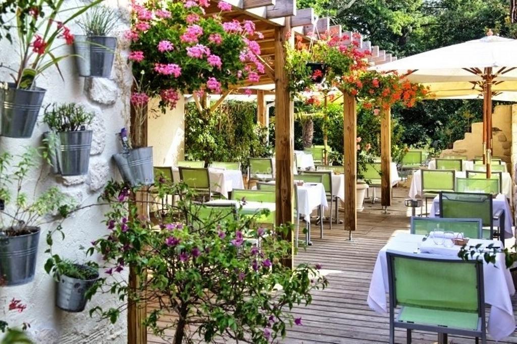Logis Hotels - Le Pont Bernet - Hotel 2 Etoiles Et Restaurant Le Pian-Medoc Екстер'єр фото