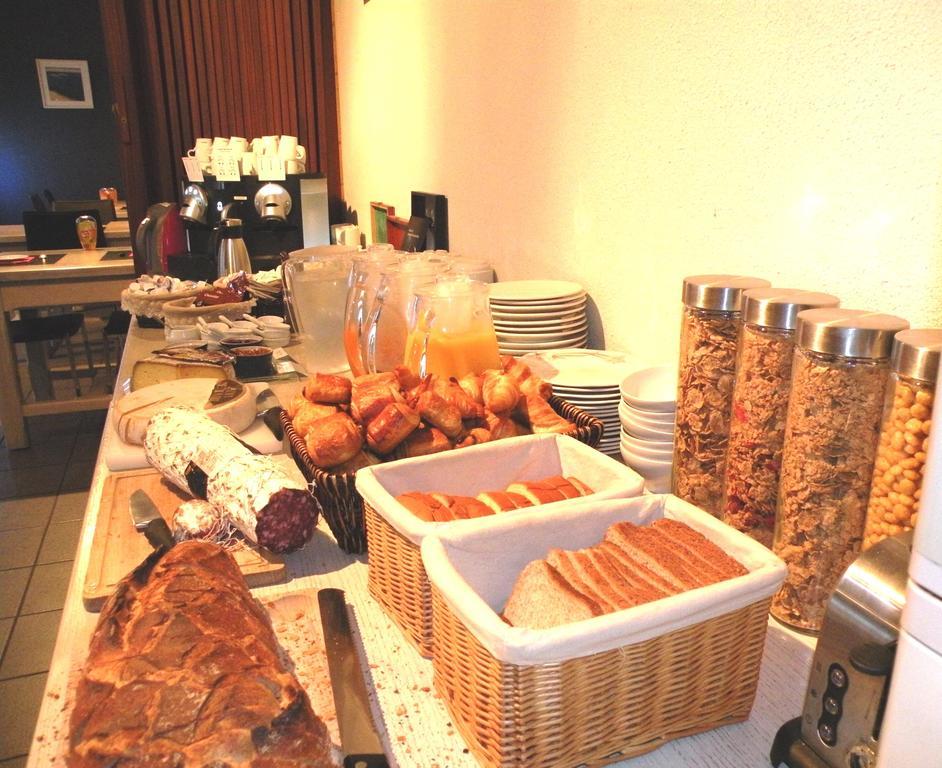 Logis Hotels - Le Pont Bernet - Hotel 2 Etoiles Et Restaurant Le Pian-Medoc Екстер'єр фото