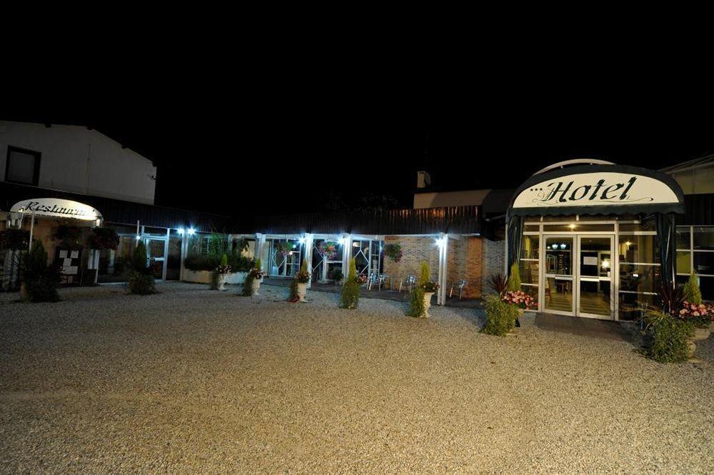 Logis Hotels - Le Pont Bernet - Hotel 2 Etoiles Et Restaurant Le Pian-Medoc Екстер'єр фото